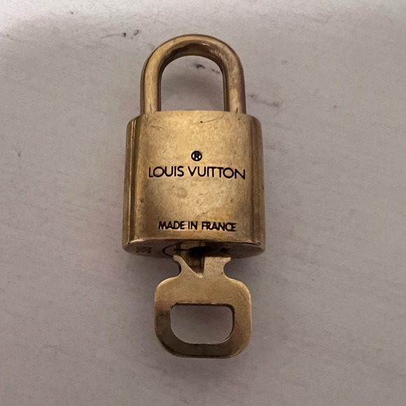 Louis Vuitton Lock and Key 319 - Picture 3 of 3